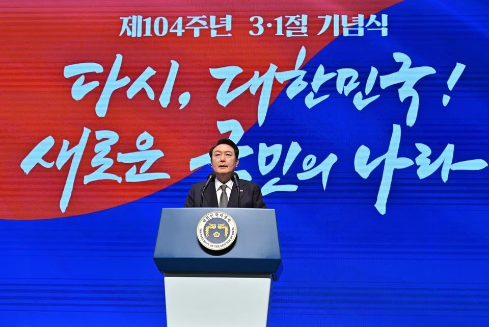 Presiden Yoon: Kerja Sama dengan AS dan Jepang Adalah Kunci Atasi Ancaman Korea Utara Presiden Korea Selatan Yoon Suk Yeol berbicara dalam upacara peringatan 104 tahun Hari Gerakan Kemerdekaan 1 Maret melawan penjajahan Jepang, di Seoul pada 1 Maret 2023. Foto: Jung Yeon-Je/Pool/Reuters.