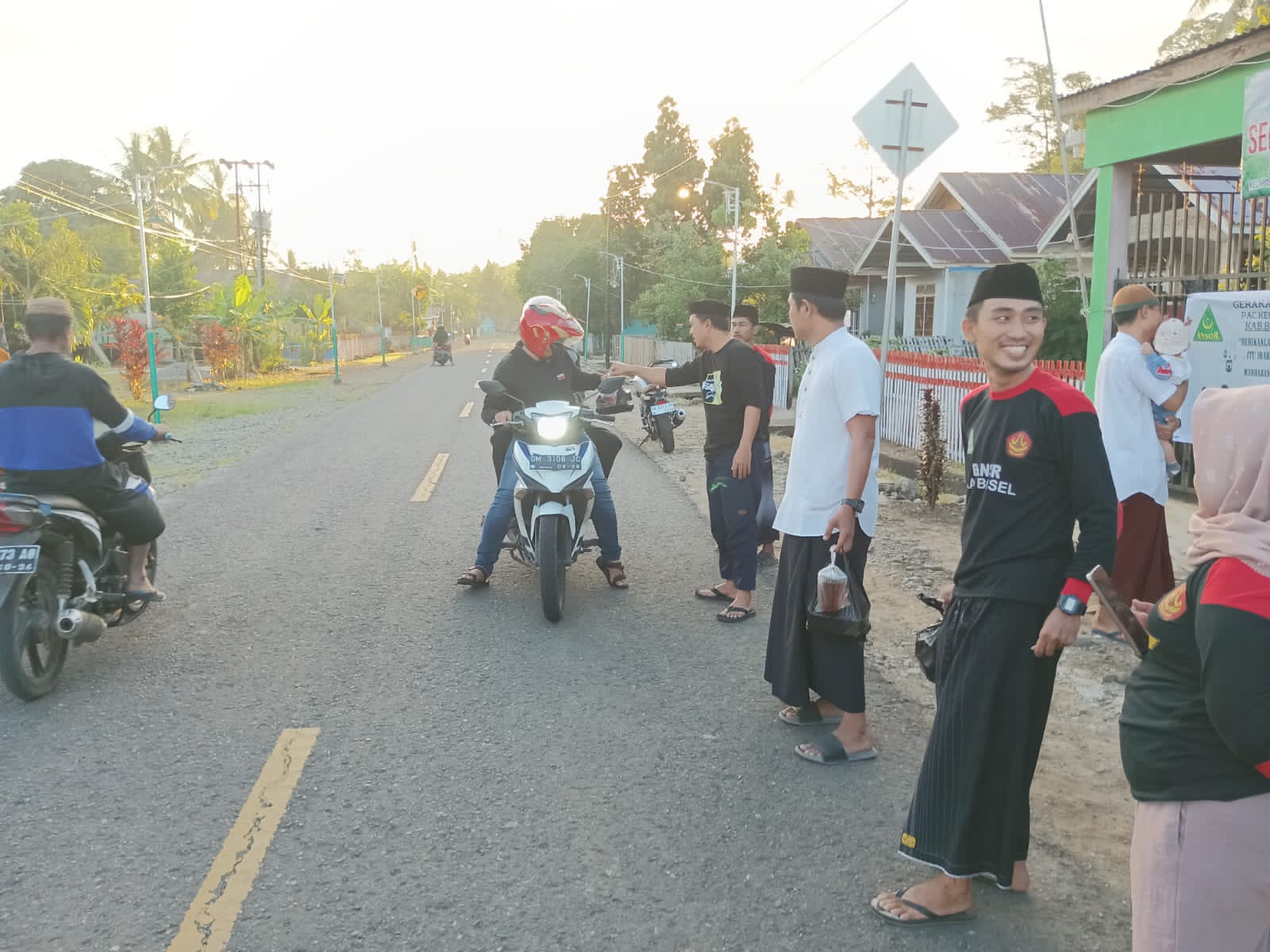 Ansor Posigadan Berbagi Takjil dan Buka Puasa Bersama