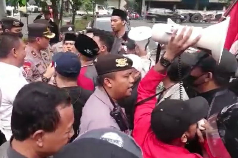 Ratusan Mahasiswa Jatim Desak Pertamina Perluas Buffer Zone Depo Perak Surabaya Ratusan Mahasiswa Jatim Desak Pertamina Perluas Buffer Zone Depo Perak Surabaya