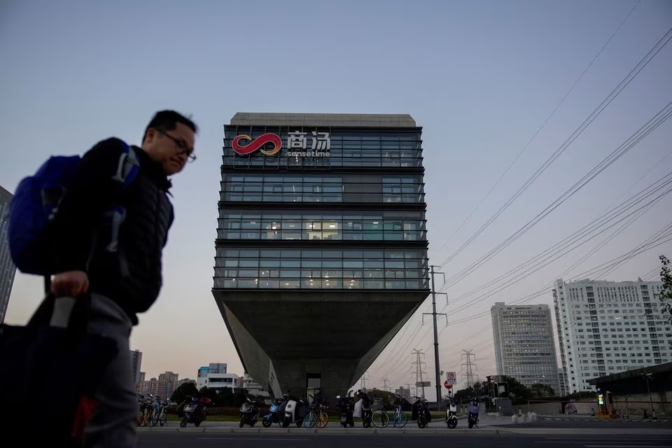 Logo SenseTime terlihat di kantor SenseTime, di Shanghai, China 13 Desember 2021. Foto: Reuters/Aly Song.