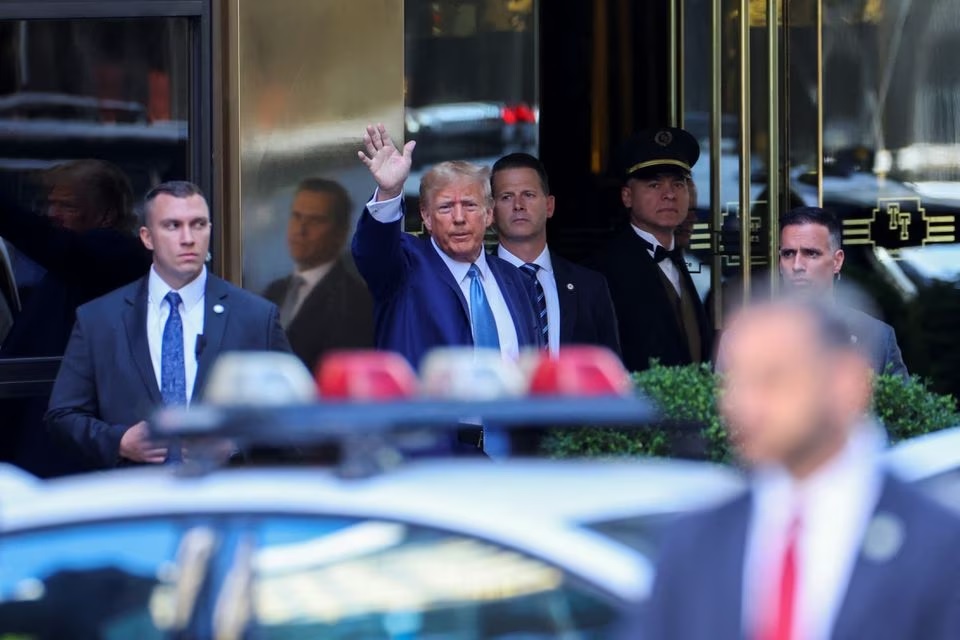 Mantan Presiden AS Donald Trump berangkat dari Trump Tower untuk memberikan deposisi kepada Jaksa Agung New York Letitia James yang menggugat Trump dan Trump Organization-nya, di New York City, AS, 13 April 2023. Foto: Reuters/Mike Segar.
