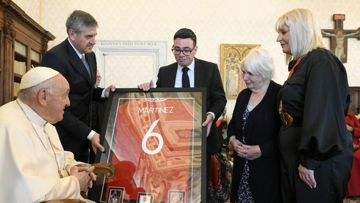 Jersey Manchester United Dihadiahkan ke Paus Fransiskus