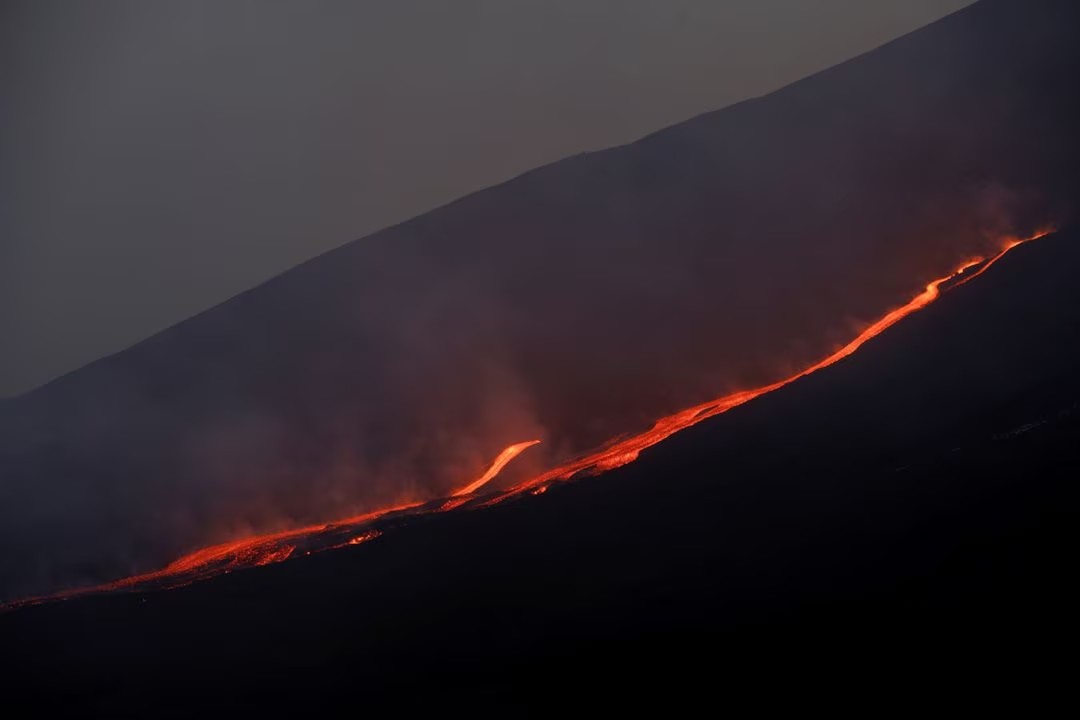 Letusan Gunung Etna, Penerbangan ke Bandara Catania Sisilia Dihentikan Letusan Gunung Etna, Penerbangan ke Bandara Catania Sisilia Dihentikan