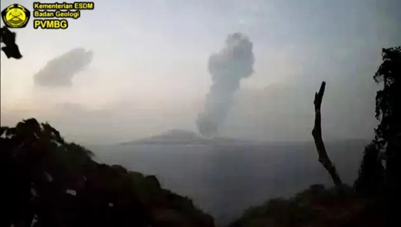 Kembali Meletus, Gunung Anak Krakatau Semburkan Abu Setinggi Satu Kilometer