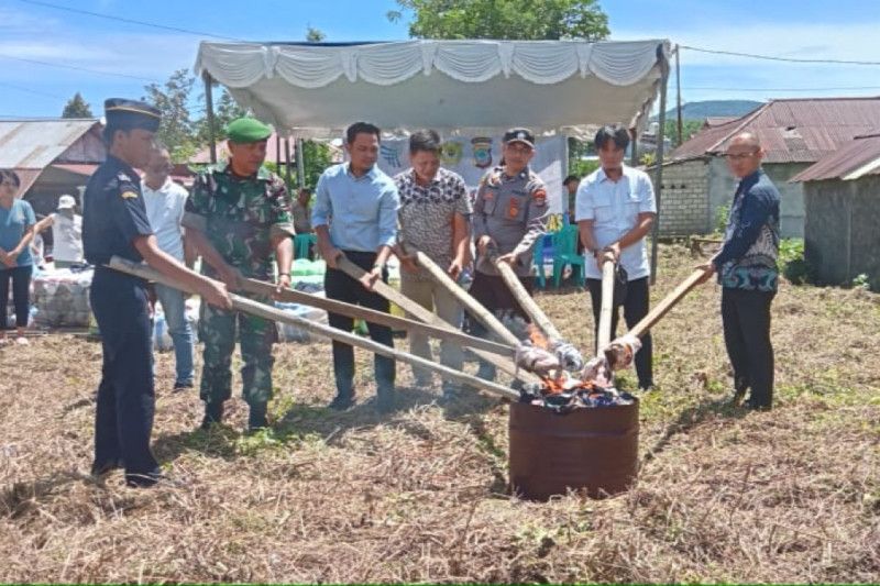 Kemendag Musnahkan 122 Bal Baju Bekas Impor di Sulawesi Utara