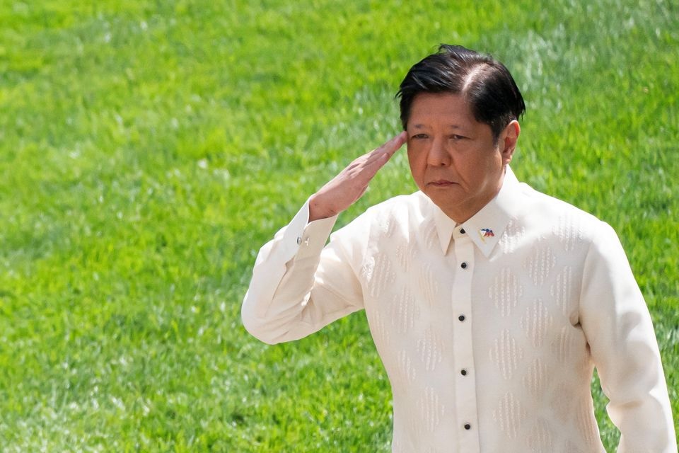 Presiden Filipina Ferdinand Marcos Jr. menghadiri upacara peletakan karangan bunga di Makam Prajurit Tak Dikenal di Pemakaman Nasional Arlington di Arlington, Virginia dekat Washington, AS, 4 Mei 2023. Foto: Reuters/Nathan Howard.