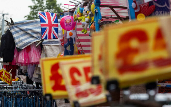 Studi: Lebih Banyak Orang Inggris Terus Bekerja di Atas Usia 70 Tahun Karena Krisis Biaya Hidup