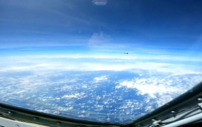 Tangkapan layar video yang dirilis AS yang menunjukkan J-16 China melakukan manuver agresif di Laut China Selatan. Foto: USINDOPA.COM.