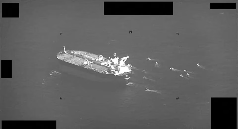 Sering Dilecehkan Iran, AS Akan Perkuat Postur Pertahanan di Teluk Pesawat serang cepat dari Angkatan Laut Korps Pengawal Revolusi Islam Iran mengerumuni kapal tanker minyak Niovi berbendera Panama saat transit di Selat Hormuz dari Dubai ke pelabuhan Fujairah di Uni Emirat Arab, Teluk Arab, terlihat dalam tangkapan layar video yang disediakan oleh Angkatan Laut A.S. pada 3 Mei 2023. Foto: Komando Pusat Angkatan Laut A.S./Komando Pusat Angkatan Laut A.S. Armada ke-5/Reuters.