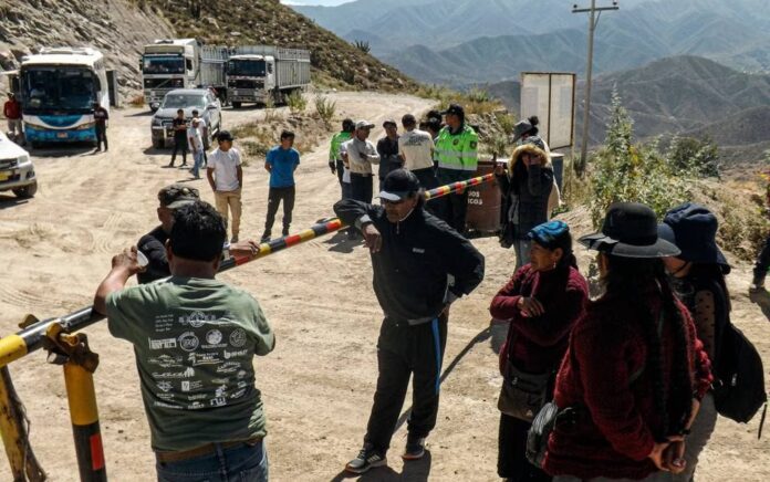 Kerabat penambang menunggu di pintu masuk tambang La Esperanza, tempat sedikitnya 27 orang tewas di distrik Yanaquihua di Arequipa, Peru, pada 7 Mei 2023. Foto:AFP via Getty Images.