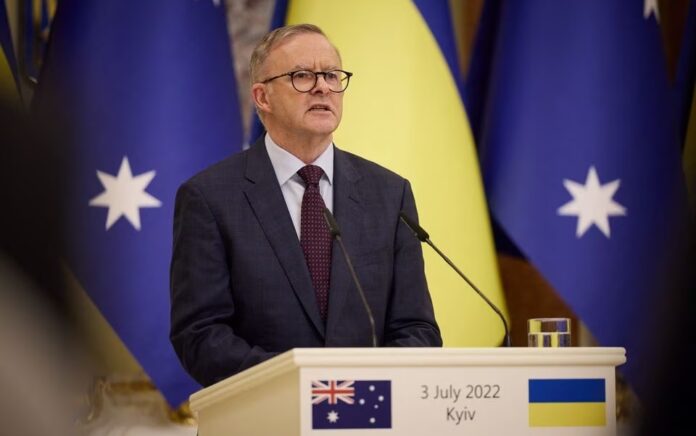 Perdana Menteri Australia Anthony Albanese menghadiri konferensi pers bersama dengan Presiden Ukraina Volodymyr Zelenskiy (tidak digambarkan), saat serangan Rusia terhadap Ukraina berlanjut, selama sesi parlemen di Kyiv, Ukraina 3 Juli 2022. Foto: Layanan Pers Kepresidenan Ukraina/HO/Reuters / File Foto.