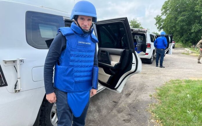 Direktur Jenderal Badan Energi Atom Internasional (IAEA) Rafael Grossi berdiri di samping mobil lapis baja selama perjalanannya ke Pembangkit Listrik Tenaga Nuklir Zaporizhzhia, di tengah serangan Rusia terhadap Ukraina, di lokasi yang tidak diketahui di Ukraina 15 Juni 2023. Foto: Layanan pers IAEA/ HO/Reuters.