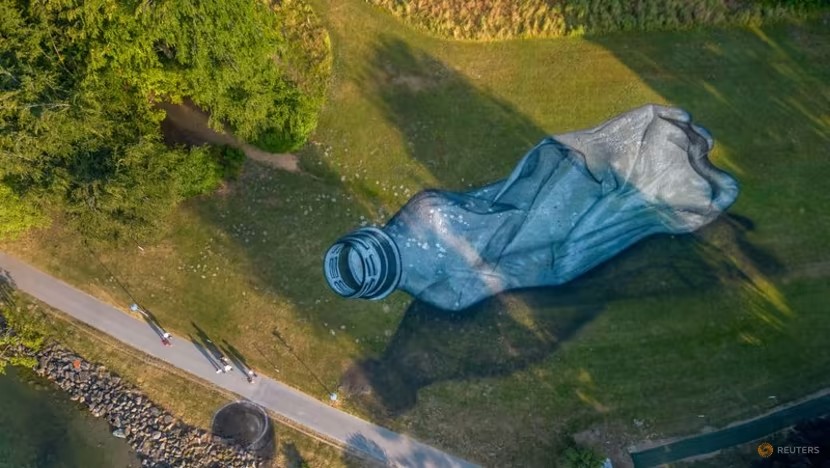 Kritisi Soal Polusi, Seniman Ini Melukis Botol Plastik Raksasa di Taman Swiss