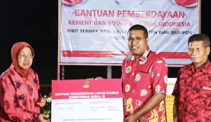 Mensos Salurkan Bantuan Pemberdayaan Masyarakat di Biak-Papua