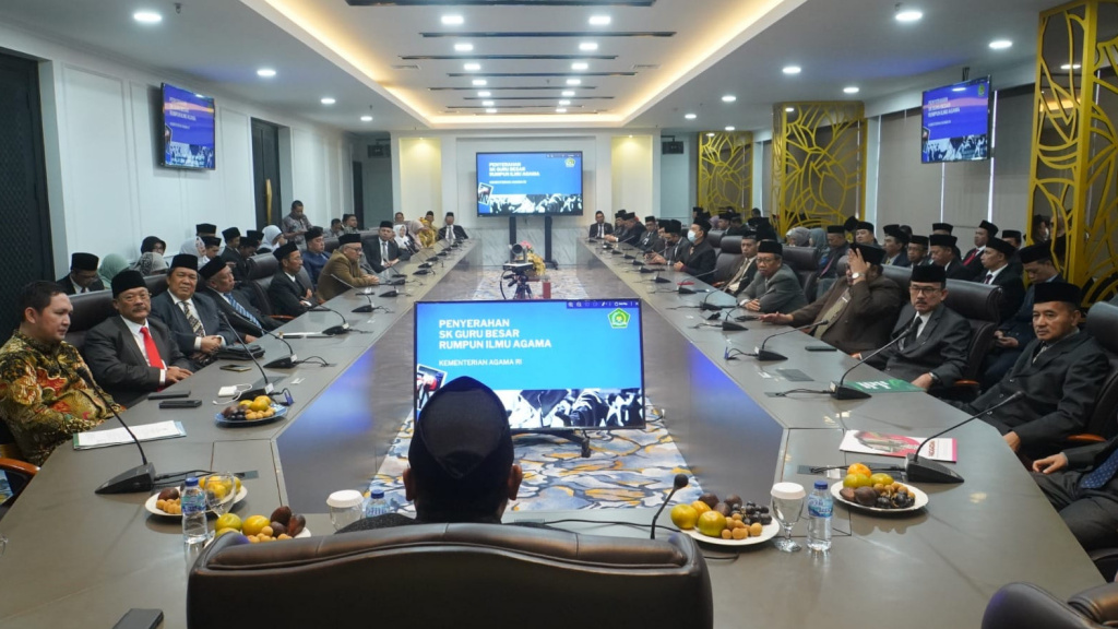 Serahkan 100 KMA Guru Besar Rumpun Ilmu Agama, Kemenag: Profesor Punya Tanggung Jawab Intelektual dan Sosial