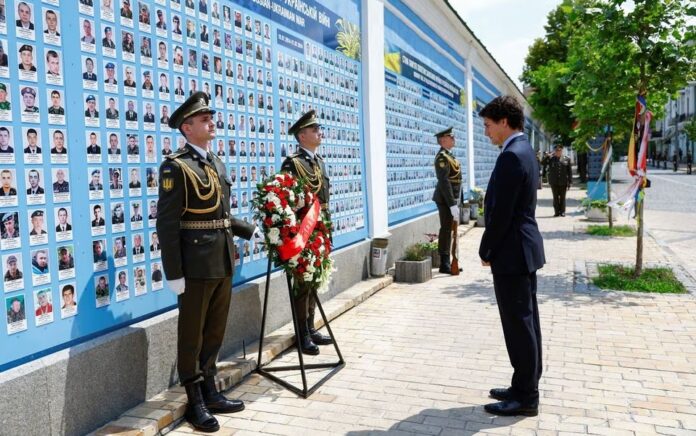 Perdana Menteri Kanada Justin Trudeau mengunjungi Wall of Remembrance untuk memberi penghormatan kepada tentara Ukraina yang terbunuh, di tengah serangan Rusia terhadap Ukraina, di Kyiv, Ukraina 10 Juni 2023. Foto: Reuters/Valentyn Ogirenko/Pool.