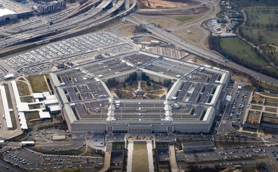 Pentagon terlihat dari udara di Washington, AS, 3 Maret 2022, lebih dari seminggu setelah Rusia menginvasi Ukraina. Foto: Reuters/Joshua Roberts/ File Foto.