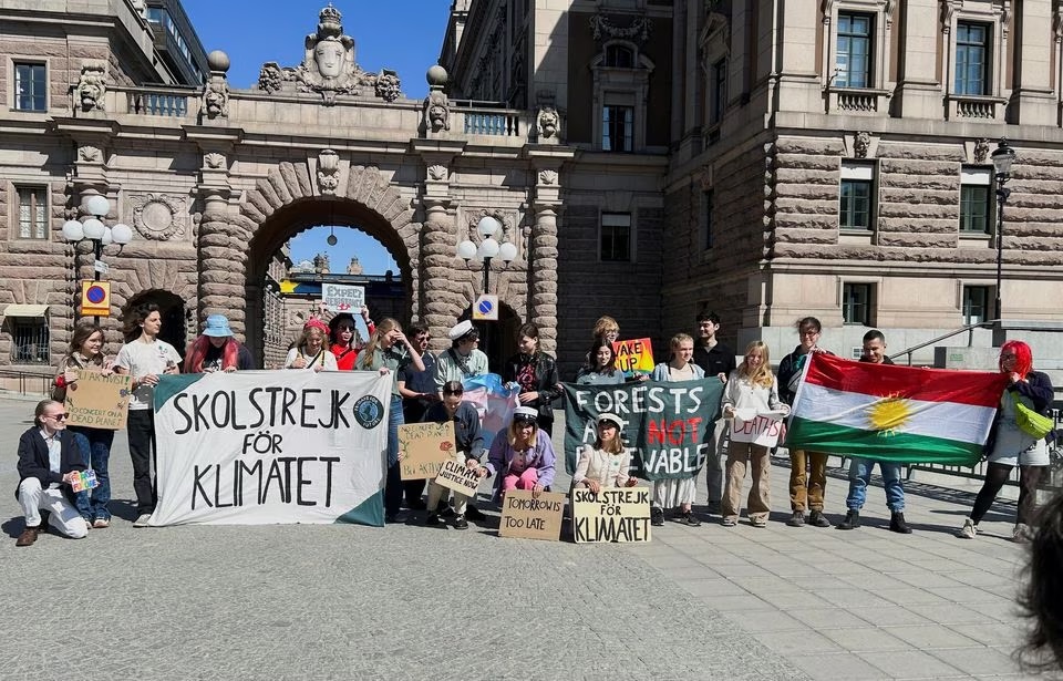 Bendungan Ukraina Jebol, Thunberg Tuduh Rusia Lakukan Ekosida Greta Thunberg dan aktivis iklim lainnya melakukan protes di luar Parlemen Swedia di Stockholm, Swedia, 9 Juni 2023. Foto: Reuters/Marie Mannes.