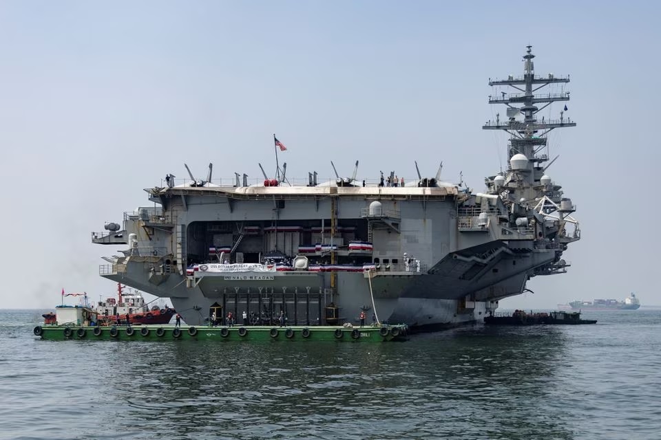Jarang Terjadi, Kapal Induk USS Ronald Reagan Akan Berlabuh di Vietnam Pemandangan USS Ronald Reagan (CVN 76), sebuah kapal induk, saat kunjungan niat baik di Manila, Filipina, 14 Oktober 2022. Foto: Reuters/Eloisa Lopez/File foto.