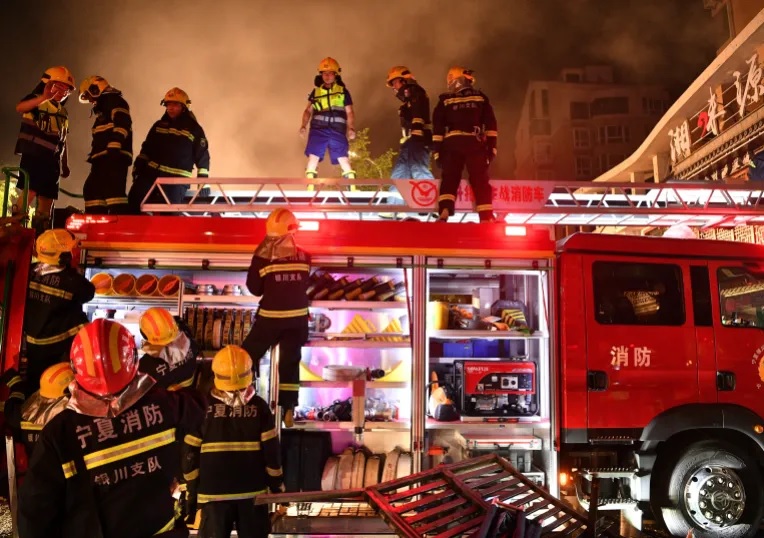 Petugas pemadam kebakaran bekerja di lokasi ledakan di Yinchuan. Foto: Wang Peng/Xinhua.