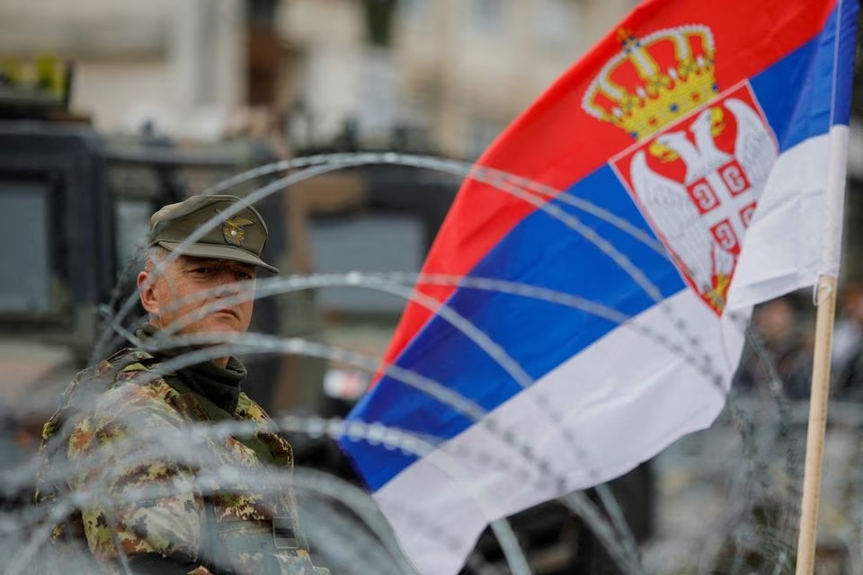 Seorang anggota Italia dari Pasukan Kosovo (KFOR) yang dipimpin NATO melihat sambil berjaga di Leposavic, Kosovo, 1 Juni 2023. Foto: Reuters/Ognen Teofilovski.