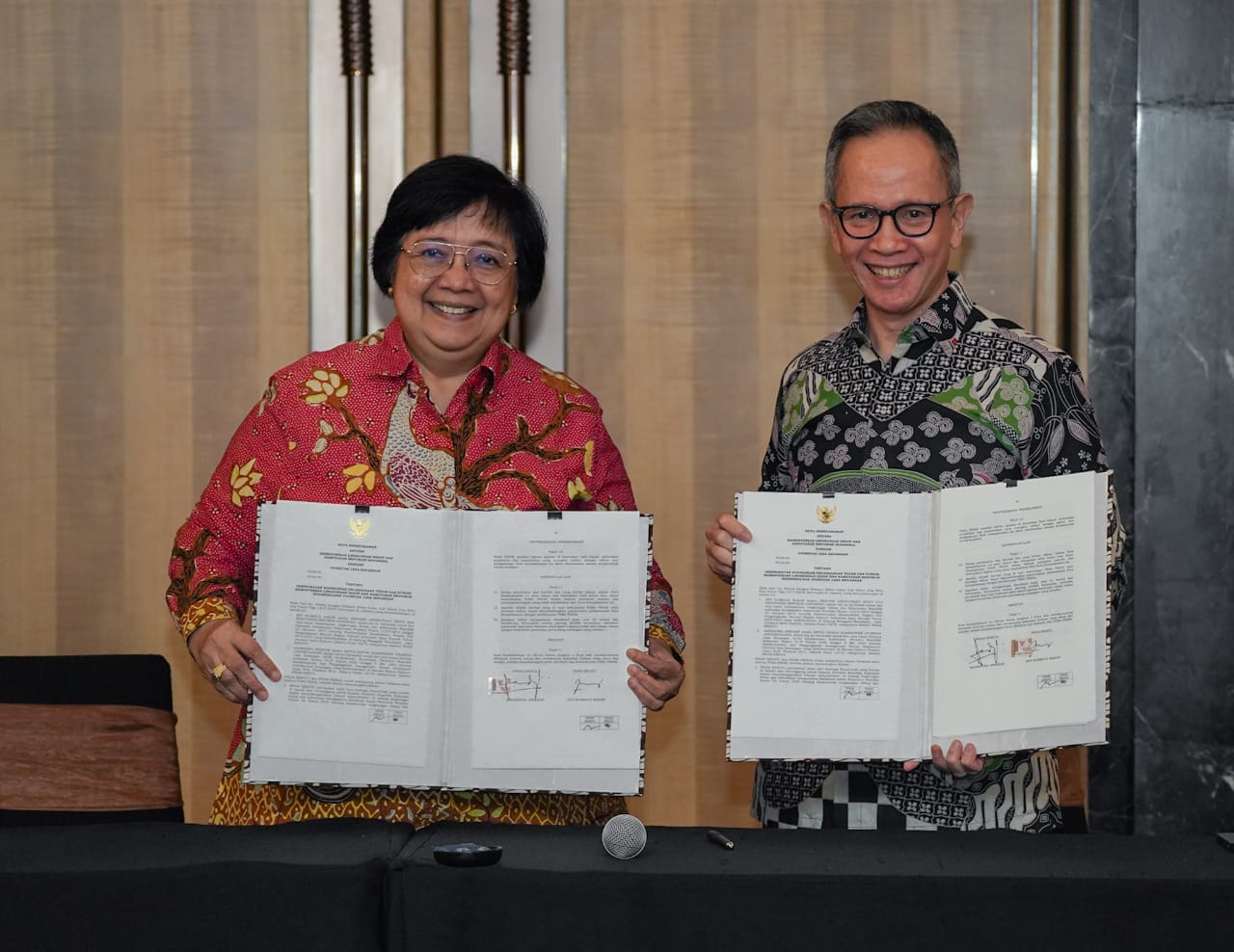 OJK dan KLHK Teken Kerja Sama Penerapan Nilai Ekonomi Karbon OJK dan KLHK Teken Kerja Sama Penerapan Nilai Ekonomi Karbon