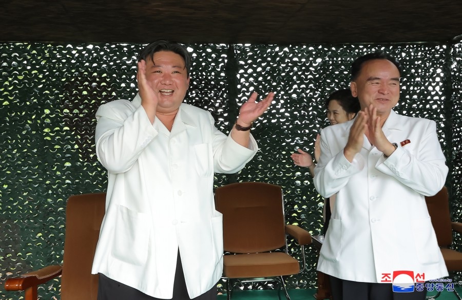 Kegembiraan Kim Jong Un Saat Korea Utara Tembakkan Rudal AntarBenua Hwasong-18 Pemimpin Korea Utara Kim Jong Un bertepuk tangan saat Hwasong-18 lepas landas. Foto: KCNA.