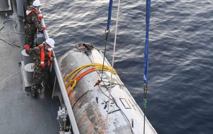 Puing-puing Satelit Mata-Mata Korea Utara yang diamankan oleh Korea Selatan. Foto: Kementerian Pertahanan Korea Selatan/AP.