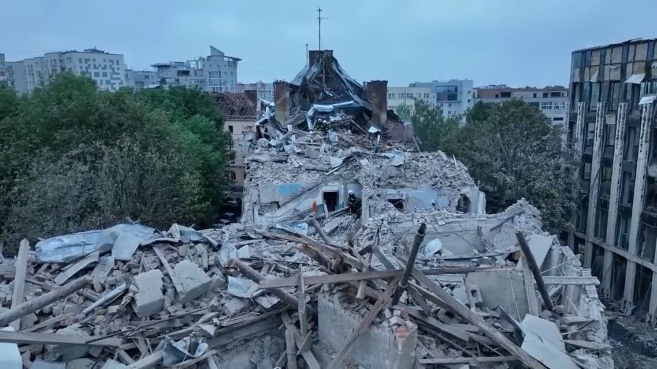 Pandangan umum bangunan yang rusak setelah serangan roket Rusia yang menghantam sebuah gedung apartemen, di tengah serangan Rusia terhadap Ukraina, di Lviv, Ukraina dalam tangkapan layar ini diperoleh dari video selebaran yang dirilis pada 6 Juli 2023. Foto: Layanan Pers Presiden/HO / Reuters.