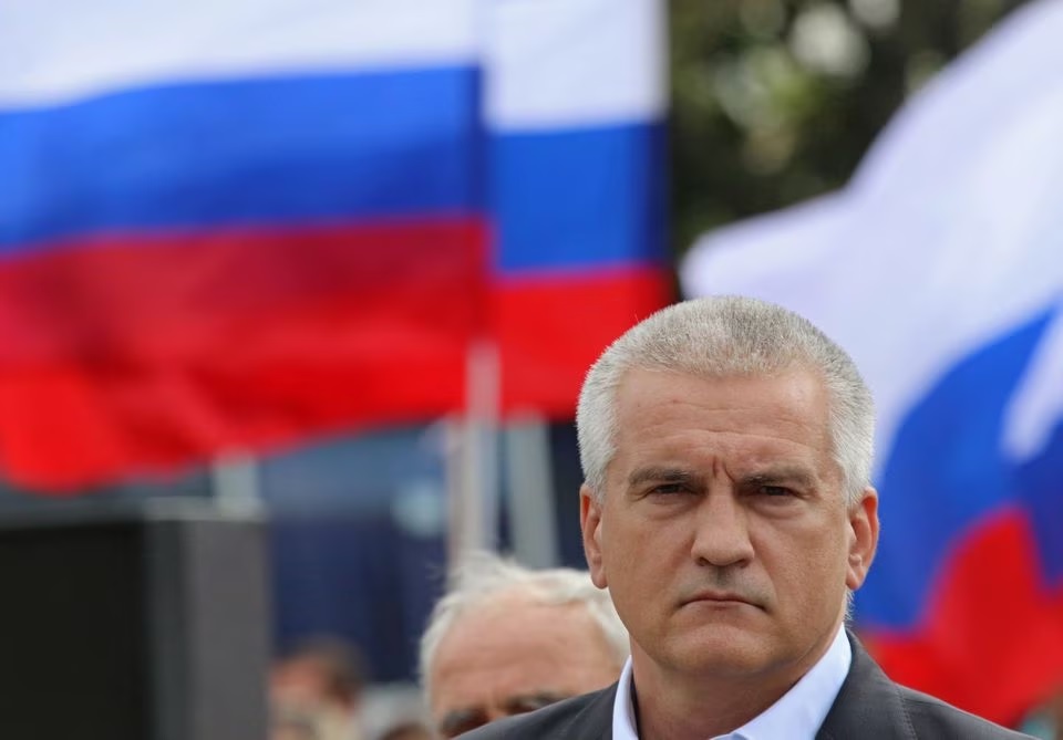 Kepala Krimea Sergei Aksyonov menghadiri upacara saat para prajurit cadangan yang direkrut selama mobilisasi sebagian berangkat ke pangkalan militer, di Sevastopol, Krimea, 27 September 2022. Foto: Reuters/Alexey Pavlishak.