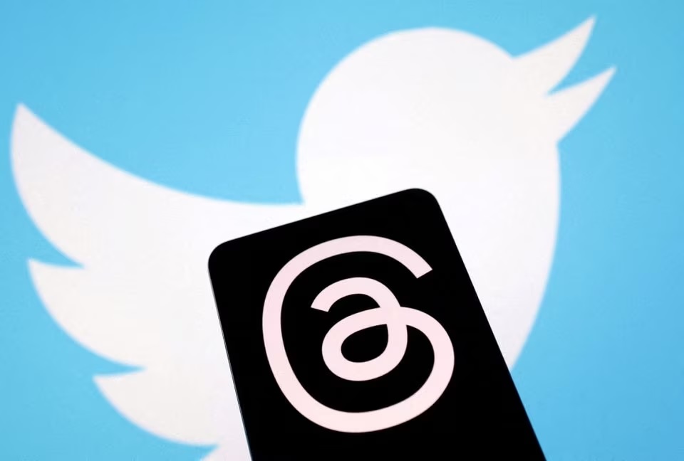 Aplikasi Meta's Threads dan logo Twitter terlihat dalam ilustrasi ini yang diambil pada 4 Juli 2023. Foto: Reuters/Dado Ruvic/Illustration/File Photo.