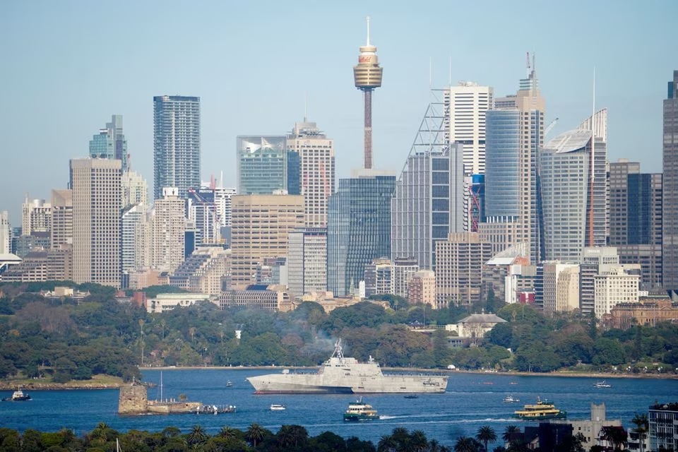 Kapal perang pesisir varian kemerdekaan USS Canberra (LCS 30) tiba di Sydney, menjelang upacara komisioningnya pada 22 Juli, Sydney, Australia, 18 Juli 2023. REUTERS/Stephen Coates./File Foto