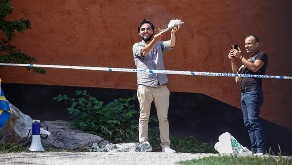 Pria Imigran Asal Irak Injak Al-Qur'an di Swedia Pria Imigran Asal Irak Injak Al-Qur'an di Swedia