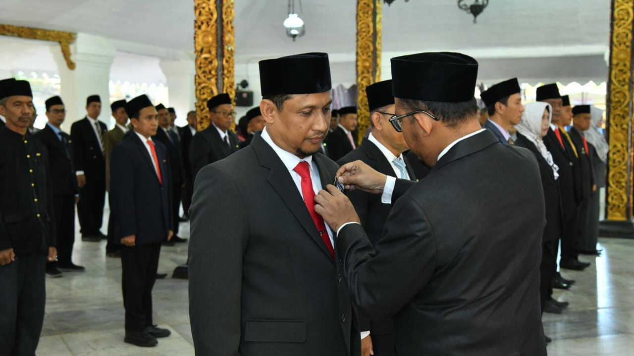 Serahkan Satyalancana Karya Satya Bagi ASN, Bupati Sumenep: Tingkatkan Pelayanan Kepada Masyarakat Serahkan Satyalancana Karya Satya Bagi ASN, Bupati Sumenep: Tingkatkan Pelayanan Kepada Masyarakat