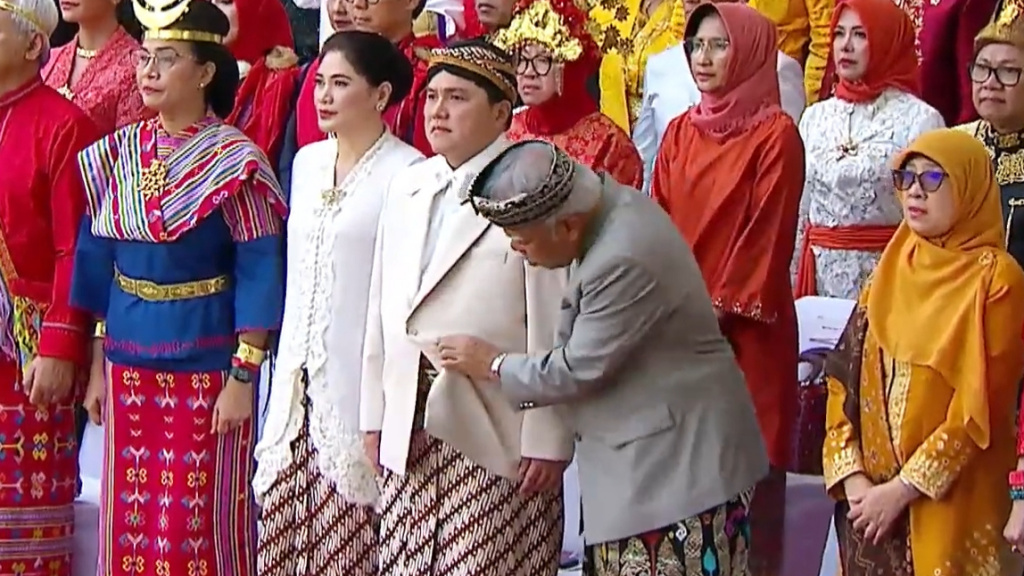 Aksi Kocak Menteri Basuki ke Erick Saat Upacara Detik-detik Proklamasi Viral