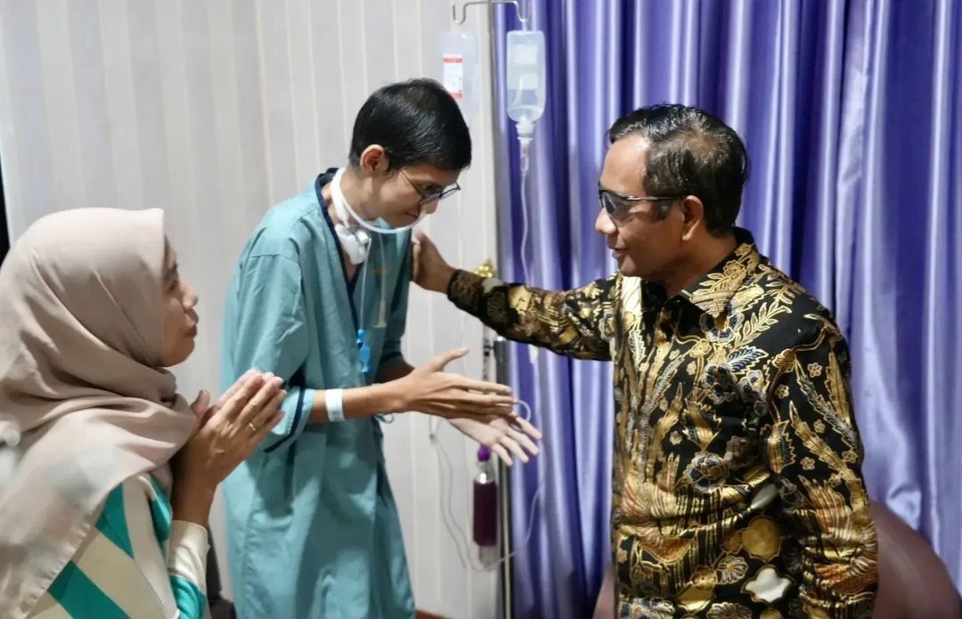 Mahfud MD Jenguk Sultan, Korban Kabel Fiber Optik di Jaksel