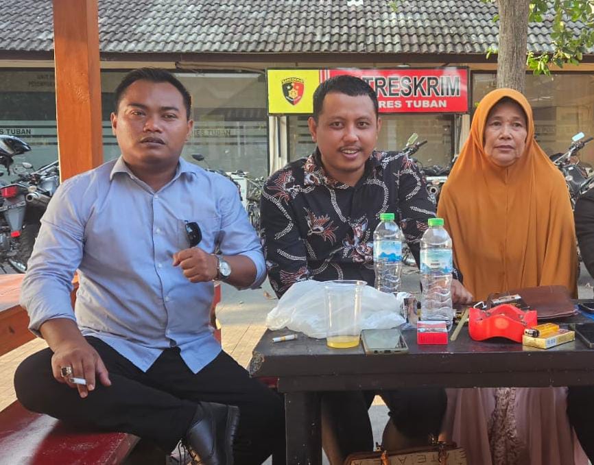 Pengusaha Penggilingan Padi di Tuban Kena Tipu Oknum TKSK Kecamatan Bangilan, Kerugian Hampir 1 Miliar IS bersama dua pengacaranya (istimewa)