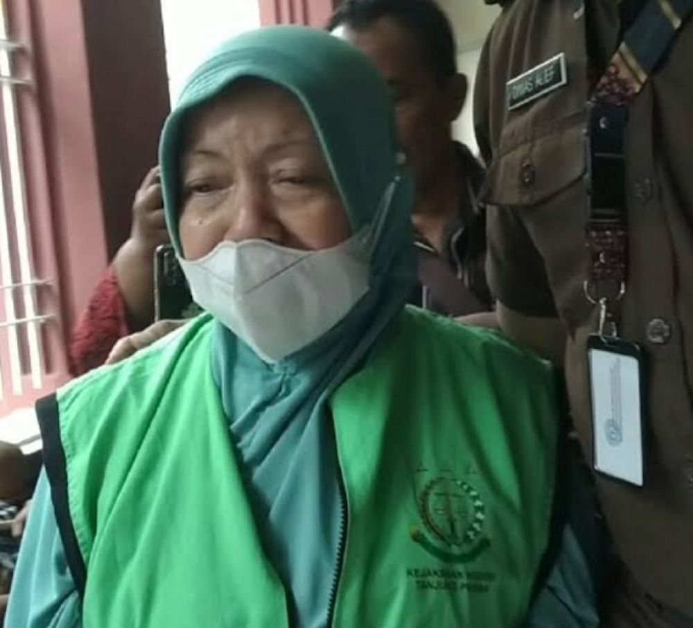Nenek Penjual Gorengan Divonis 5 Tahun Penjara karena Menerima Paket Ganja Anaknya Nenek Penjual Gorengan Divonis 5 Tahun Penjara karena Menerima Paket Ganja Anaknya