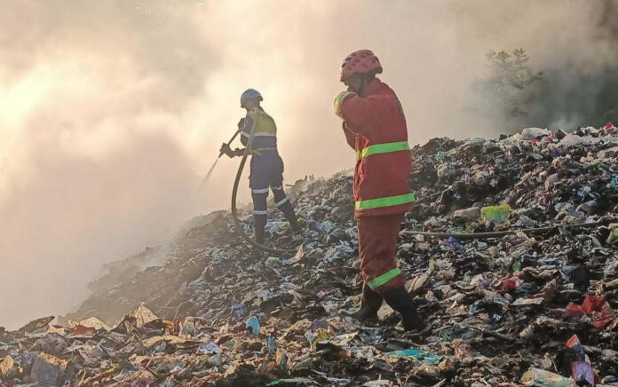 Kebakaran Hebat Melanda Tiga Tempat Pembuangan Sampah, Ini Kronologinya!