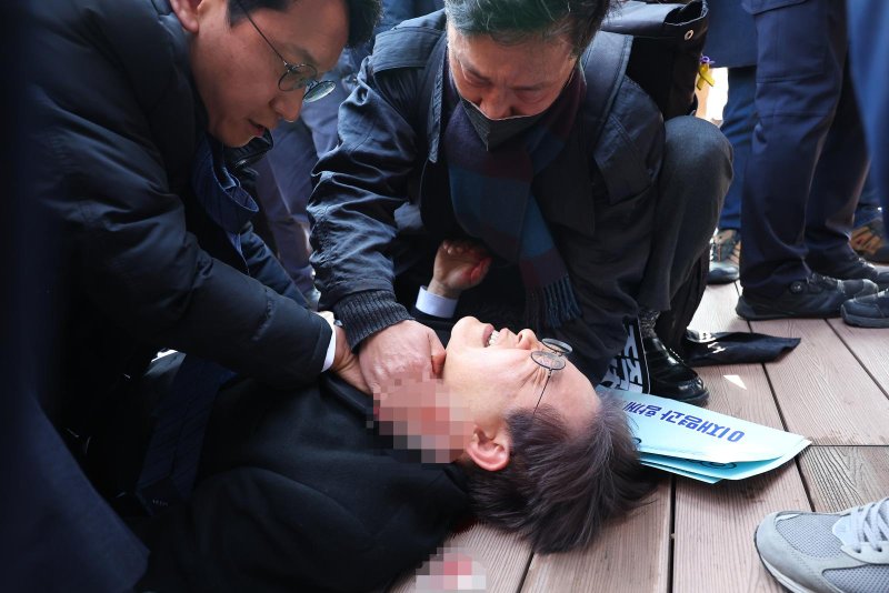 Pemimpin Oposisi Korsel, Lee Jae Myung Ditikam Saat Konferensi Pers Pemimpin Oposisi Korea Selatan, Lee Jae Myung, Ditikam di Leher Saat Kunjungan ke Busan (Foto: UPI)
