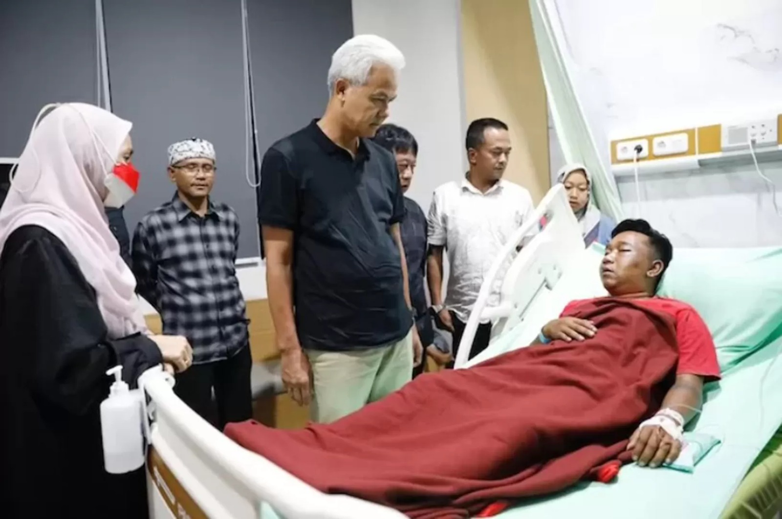 Ganjar Pranowo saat menjenguk relawannya yang dikeroyok TNI (Foto: Istimewa)