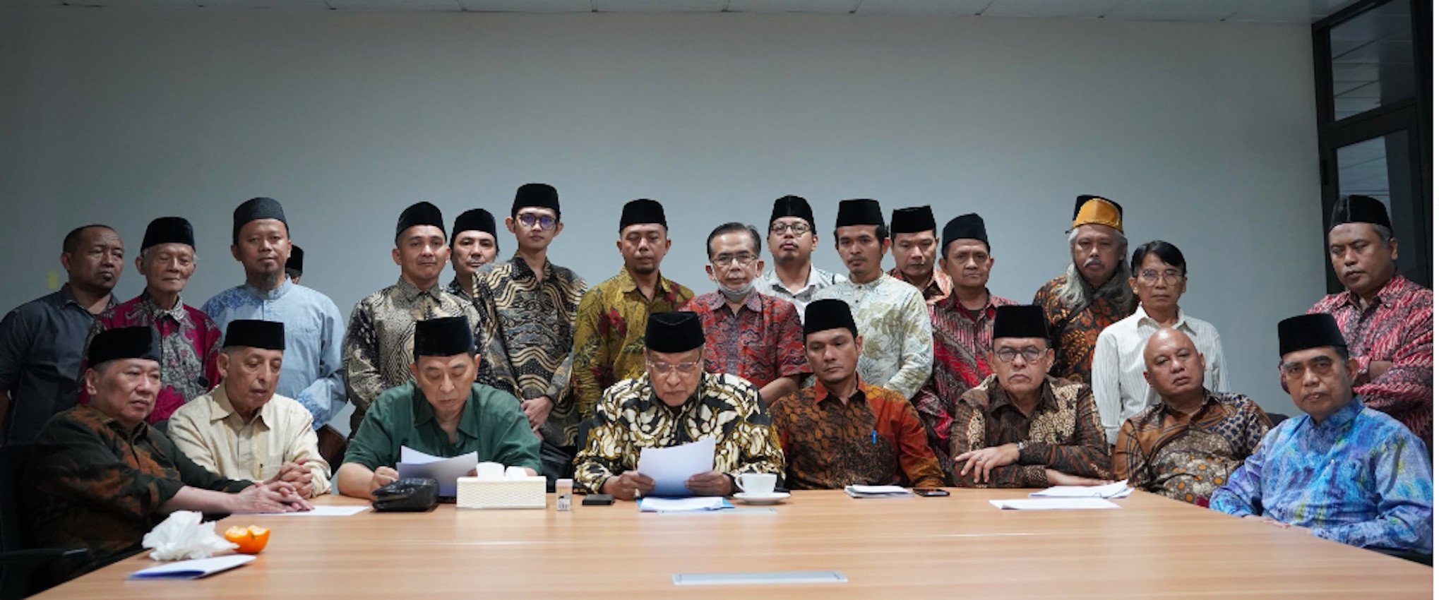 ejumlah anggota Lembaga Persahabatan Ormas Islam (LPOI) bersama para ulama mengeluarkan petisi bertajuk "Ulama untuk Demokrasi dan Keadilan Sosial"