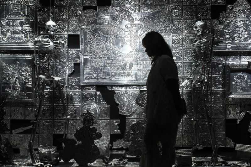 Pameran Seni Rupa 'From the River to the Liberty' Gugah Kesadaran HAM Seorang pengunjung mengamati karya Ramadhan Arif yang berjudul "Adrenaline of Legacy" saat pameran "From the River to the Liberty" di UYCV Art Gallery Surabaya (Foto: Antara)