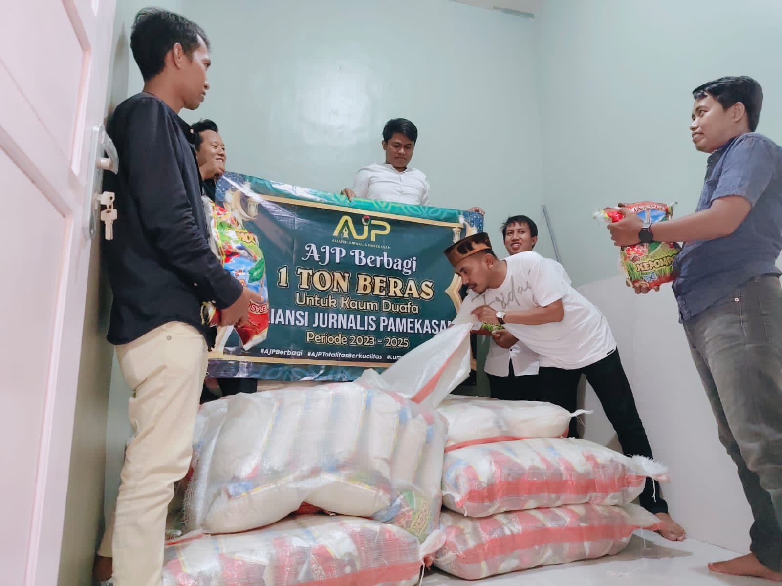 Ramadan; AJP Berbagi 1 Ton Lebih Beras kepada Kaum Duafa Ramadan; AJP Berbagi 1 Ton Lebih Beras kepada Kaum Duafa