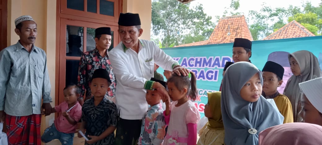 Berbagi Sembako, Achmadi: Semata-mata untuk Membantu Warga dan Anak Yatim Berbagi Sembako, Achmadi: Semata-mata untuk Membantu Warga dan Anak Yatim