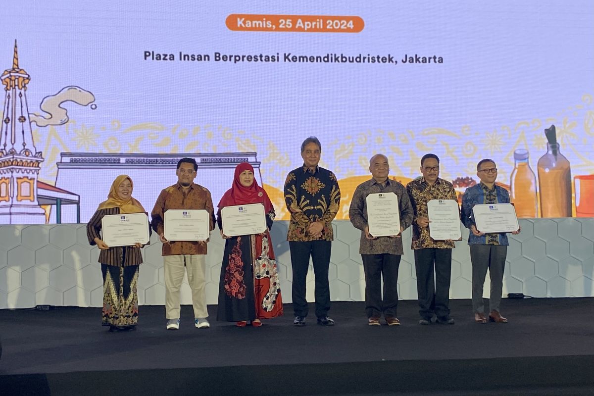 Dua Warisan Budaya Indonesia Mendapat Penghargaan UNESCO Indonesia melalui Kemendikbudristek menerima dua sertifikat inskripsi warisan budaya dari UNESCO di Kantor Kemendikbudristek, Jakarta, Kamis (25/4/2024).