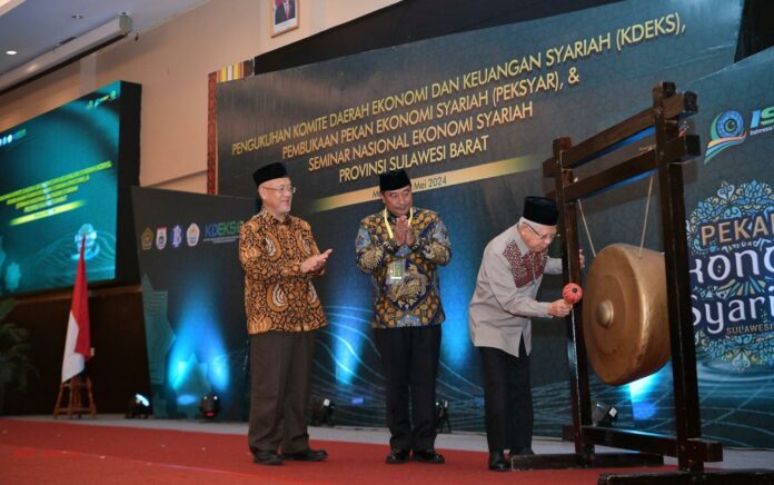 Wapres saat menyaksikan pengukuhan KDEKS Provinsi Sulawesi Barat (Sulbar) (Foto: Setwapres)