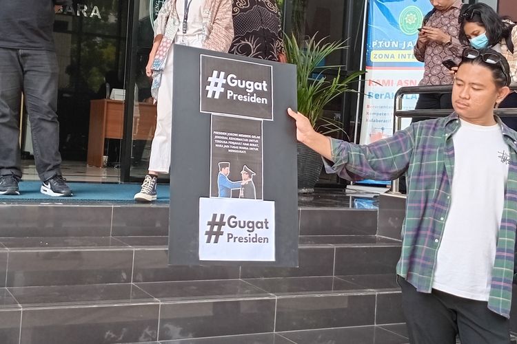 Koalisi Masyarakat Sipil Melawan Impunitas melayangkan gugatannya kepada Presiden RI Joko Widodo ke Pengadilan Tata Usaha Negara (PTUN) Jakarta, pada Selasa (28/5/2024) (Foto: Kompas)