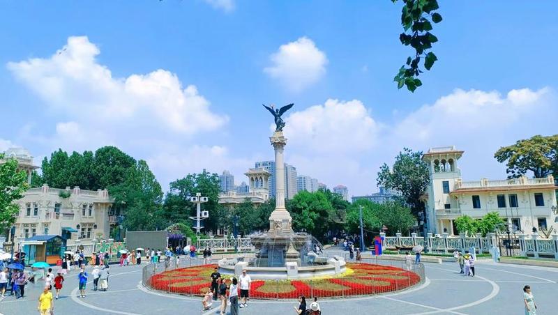 China Sambut Kedatangan Wisatawan Asing di Kawasan Bergaya Italia Kompleks Bergaya Italia