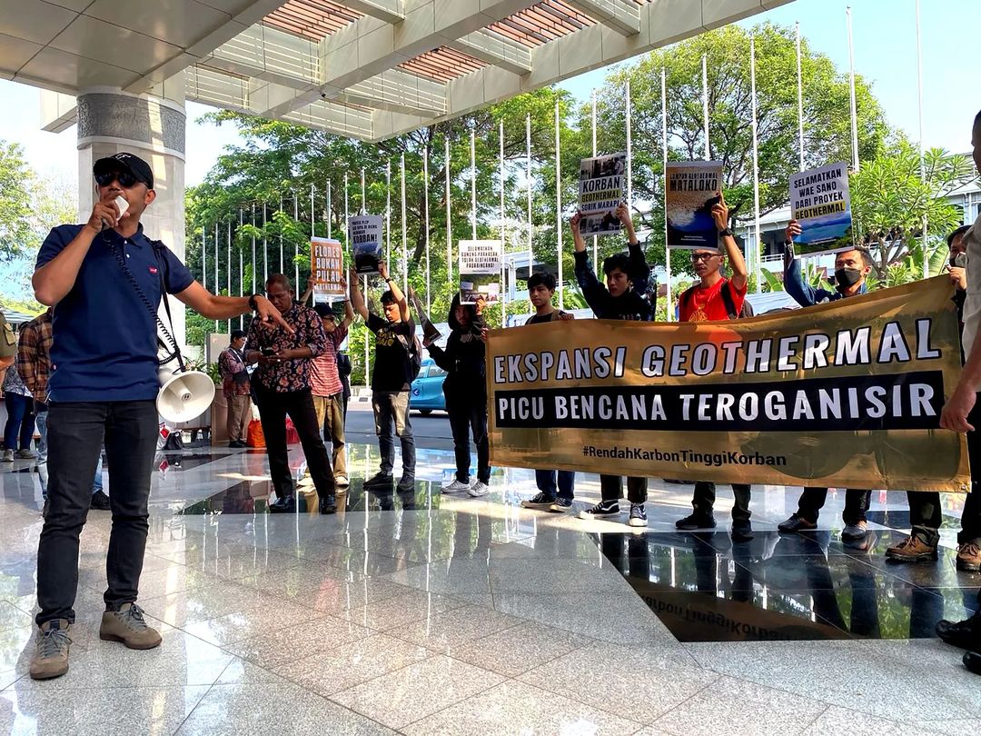 JATAM Bersama Warga Poco Leok Gelar Aksi Tolak Geothermal di JCC Senayan JATAM dan Poco Leok